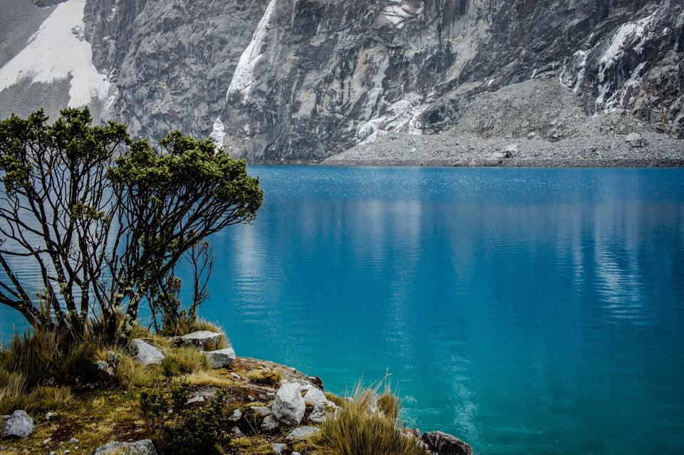 Turquoise Laguna 69 under snowy peaks
